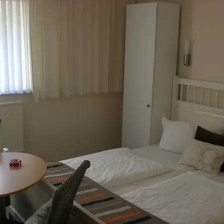 Πανσιόν Zur Weide 3*